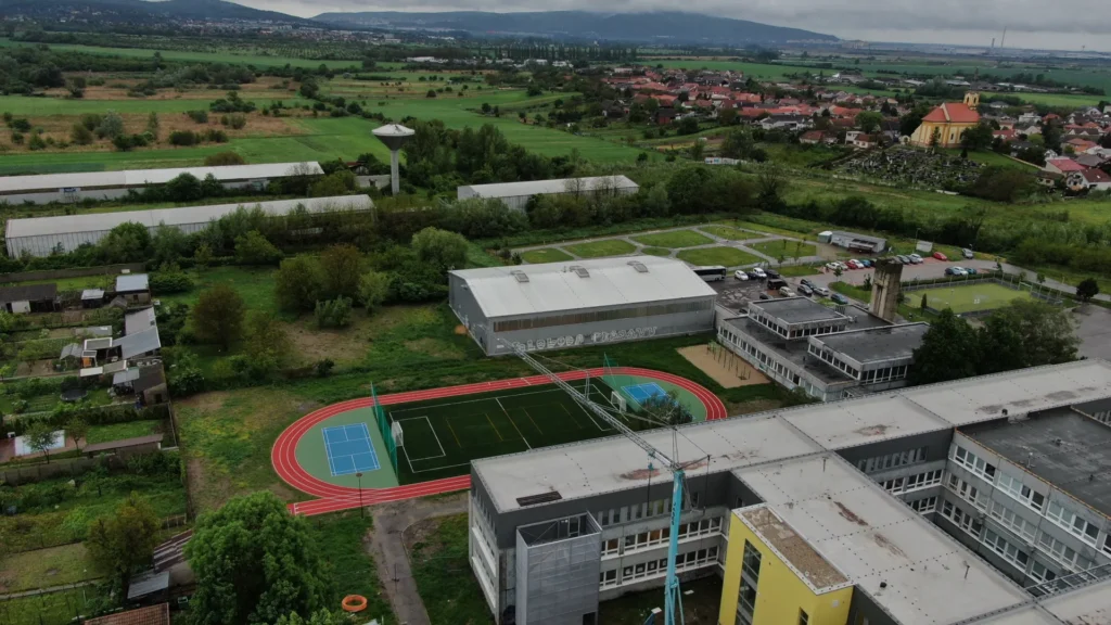 Atletická dráha a multifunkčné ihrisko pri ZŠ