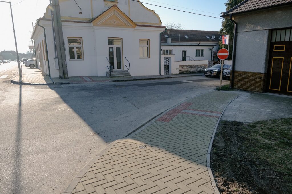 Modernizácia chodníkov v centre Stupavy a Mástu